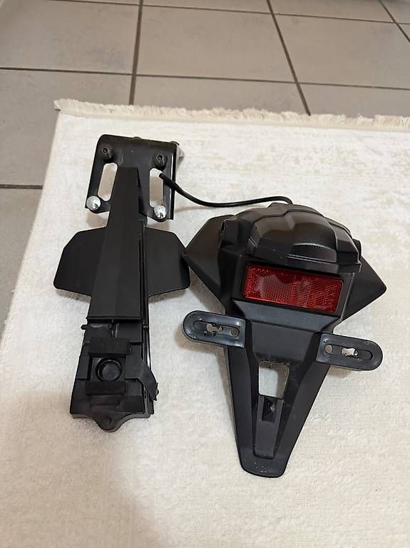 Tutti i ricambio per moto: Yamaha mt09 bj.2023 originale kennzeichenhalter  – Usato da Eschen venduto da ERCI77 2