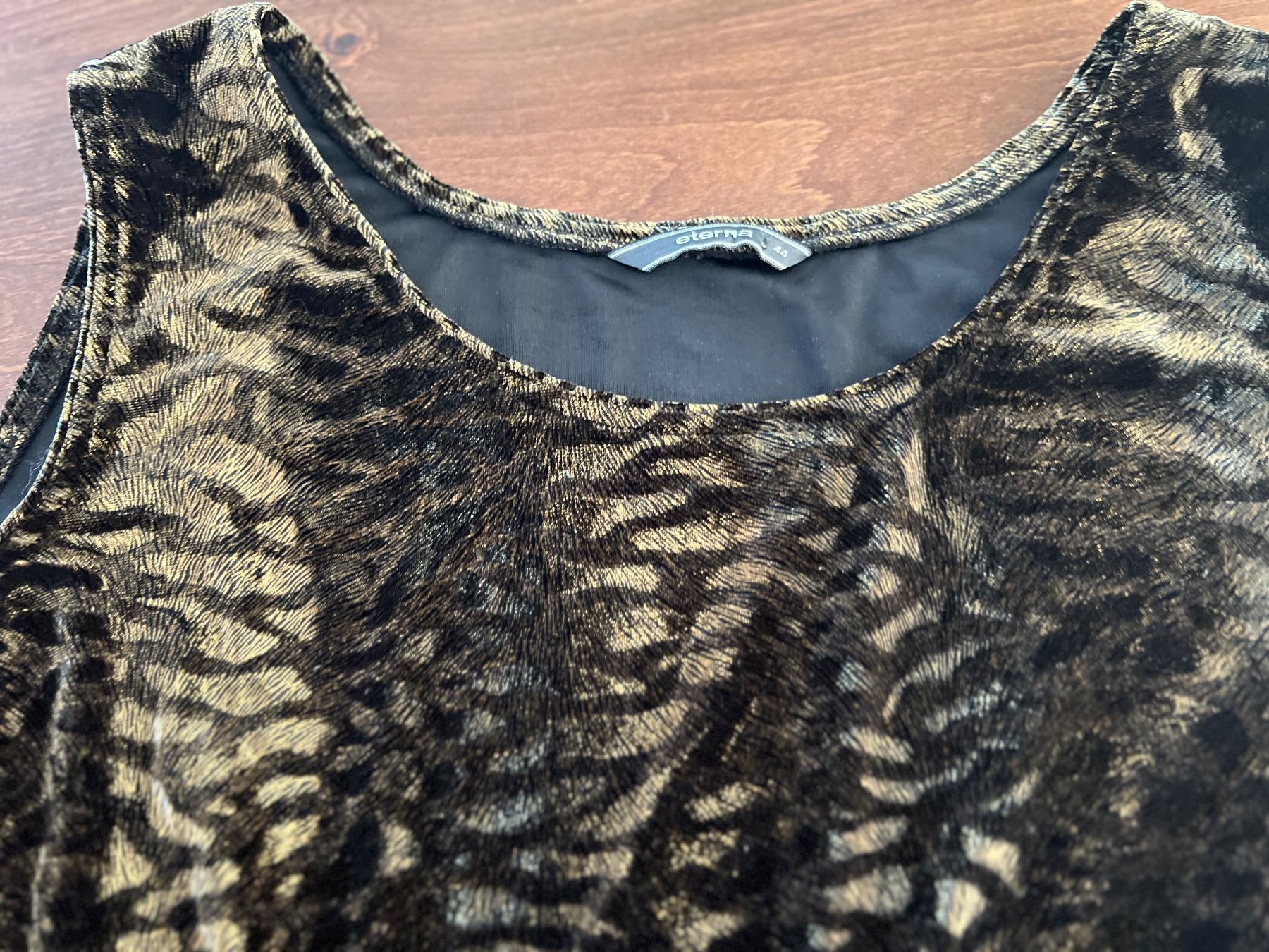 Tops: Eterna- Damen Top Samt Tigerprint Gr. 44 – Gebraucht aus Ebmatingen von Mistelu 1