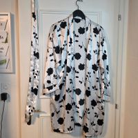 Damen Bademantel Morgenmantel Gr. 38/40 Rosen Schwarz Weiss