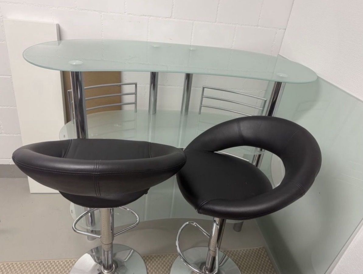 Tischset: Bar Tisch mit 2 Barstühle – Gebraucht aus Rothrist von ste_by5v 1