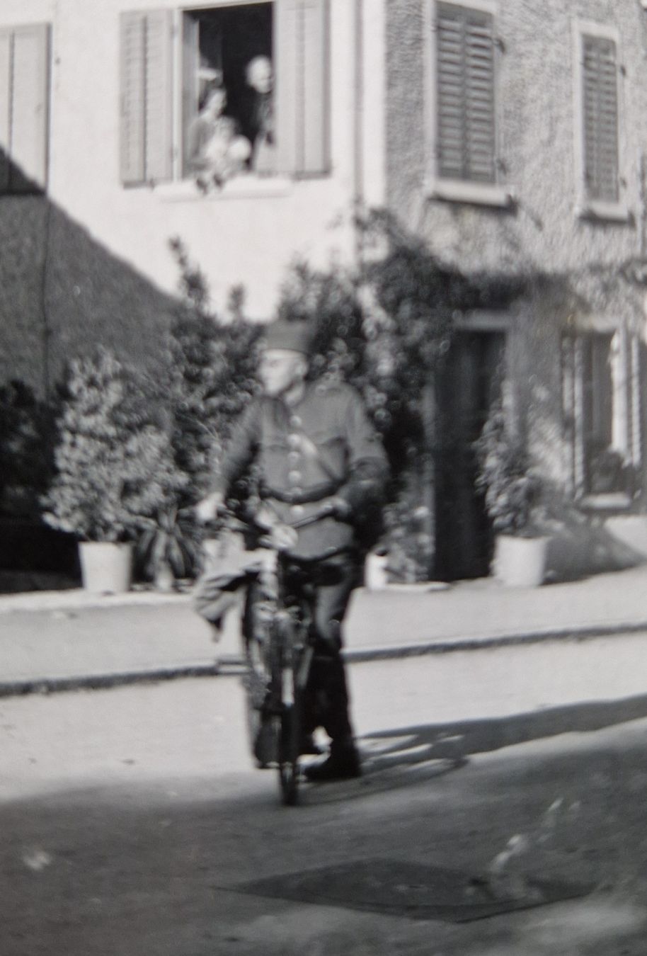 Ansichtskarten: unbek. Haus, Radfahrer in Uniform – Gebraucht aus Ebikon von Donar50 1
