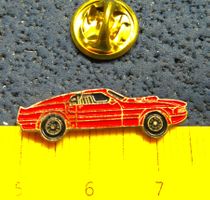 FORD MUSTANG FASTBACK MACH1 ROT AUTO PIN GEPRÄGT KLEIN-FEIN