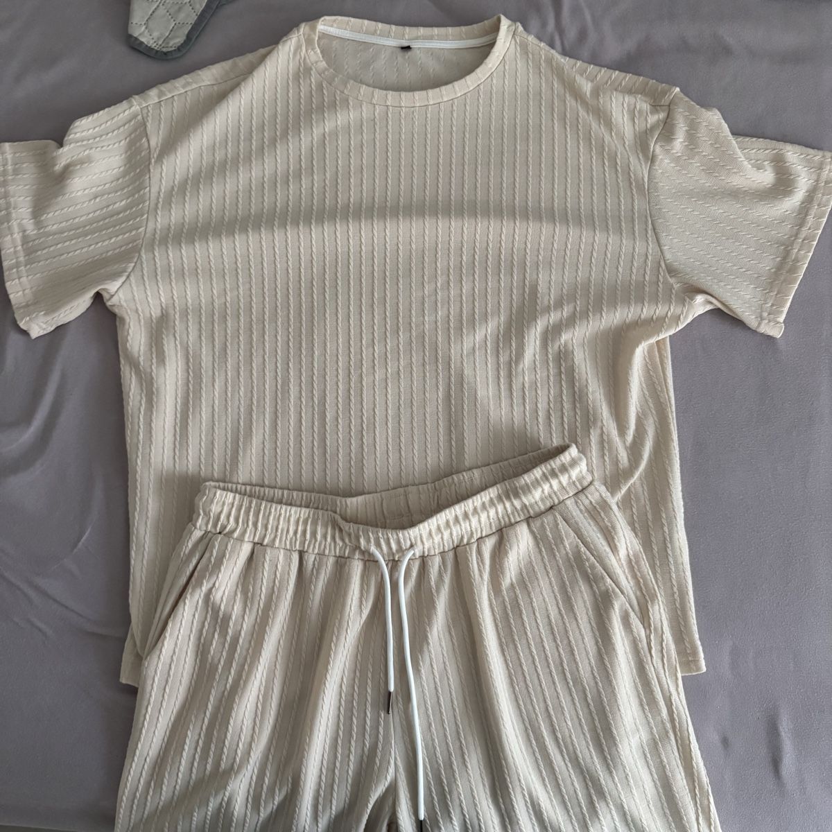 T-shirt: Set Oberteil mit Shorts in Beige – Usato da Hinwil venduto da norisenya