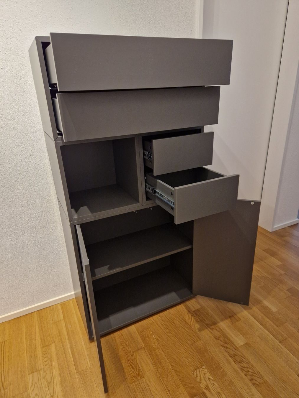 Ikea Armadi: Schrankkombination dunkelgrau – Usato da Kriens venduto da jas_v9fg 2