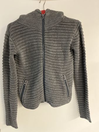  Strickjacke mit Kapuze, grau, Gr. 10, neuwertig
