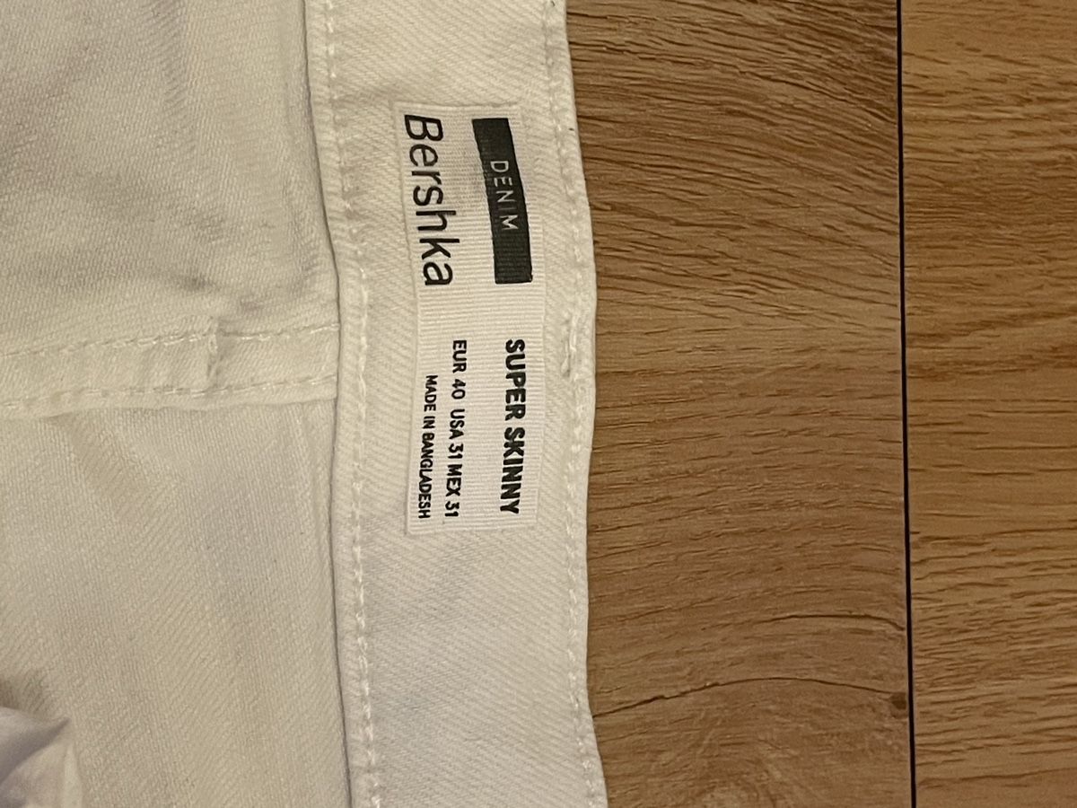 Bershka Jeans: Weisse Bershka herrenjeans – Gebraucht aus Bern von Piratamorgan 1