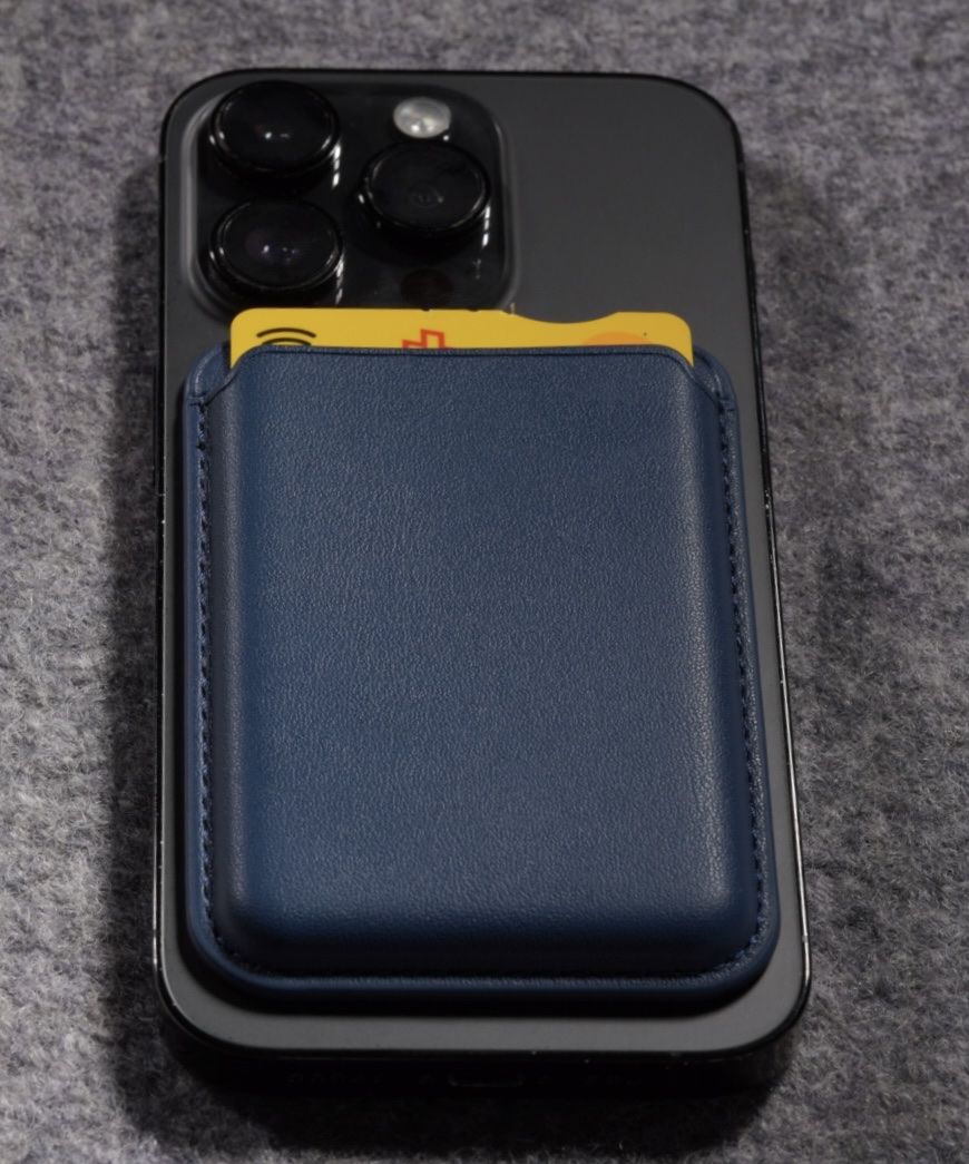 Altro in  Abbigliamento & Accessori: Magnetischer Kartenhalter für iPhone – Nuovo e nell'imballaggio originale da Winterthur venduto da Regton 1