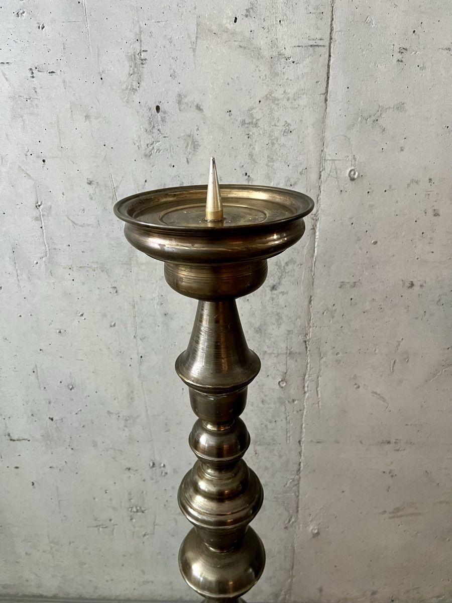 Kerzenständer: Riesiger Kerzenständer aus Messing patiniert – Gebraucht aus Wabern von La-Vitrine 1