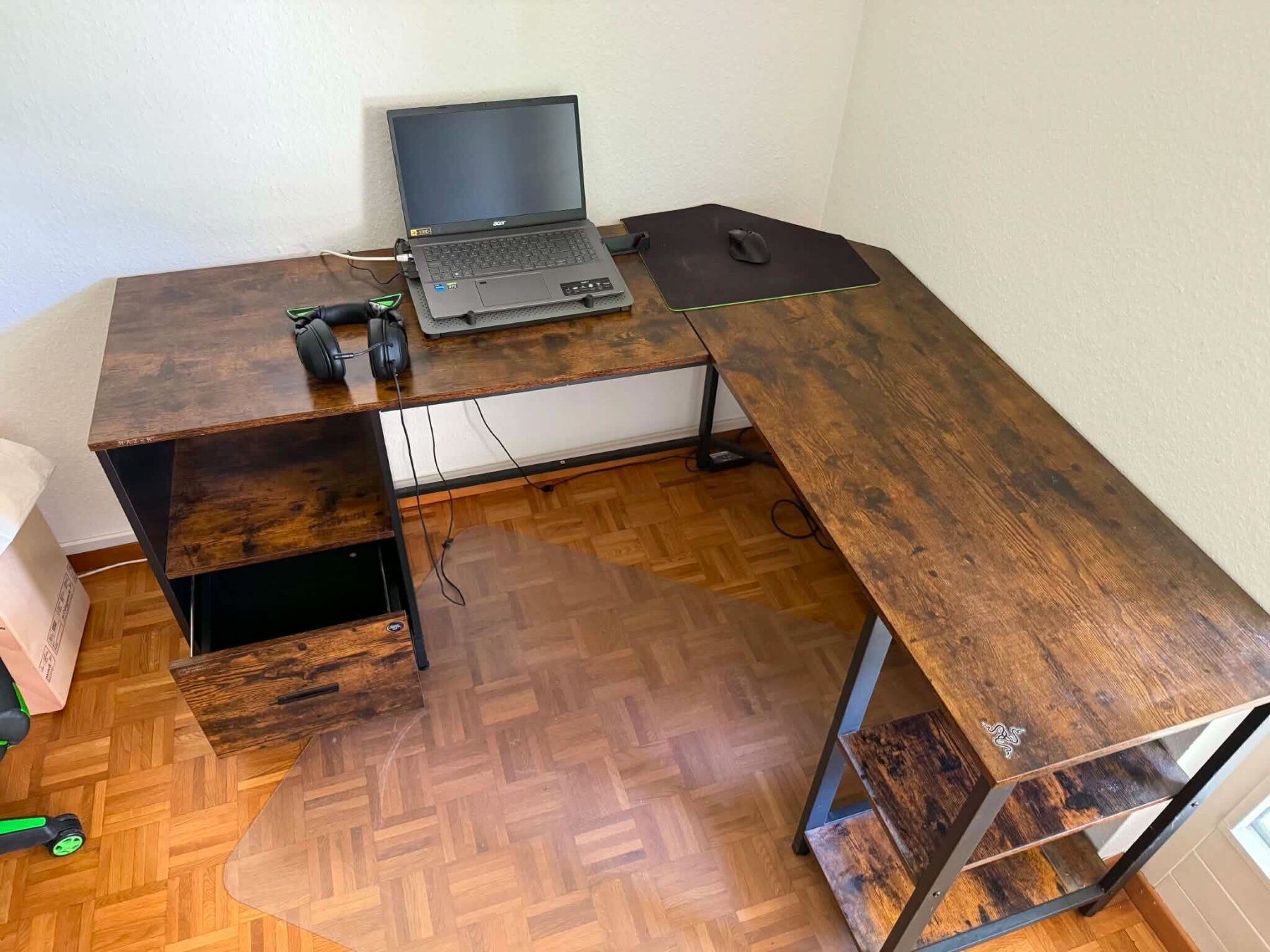 Scrivanie: Bureau d'angle avec étagère et tiroir (gratuit) – Usato da Puplinge venduto da ann_dt8g 2