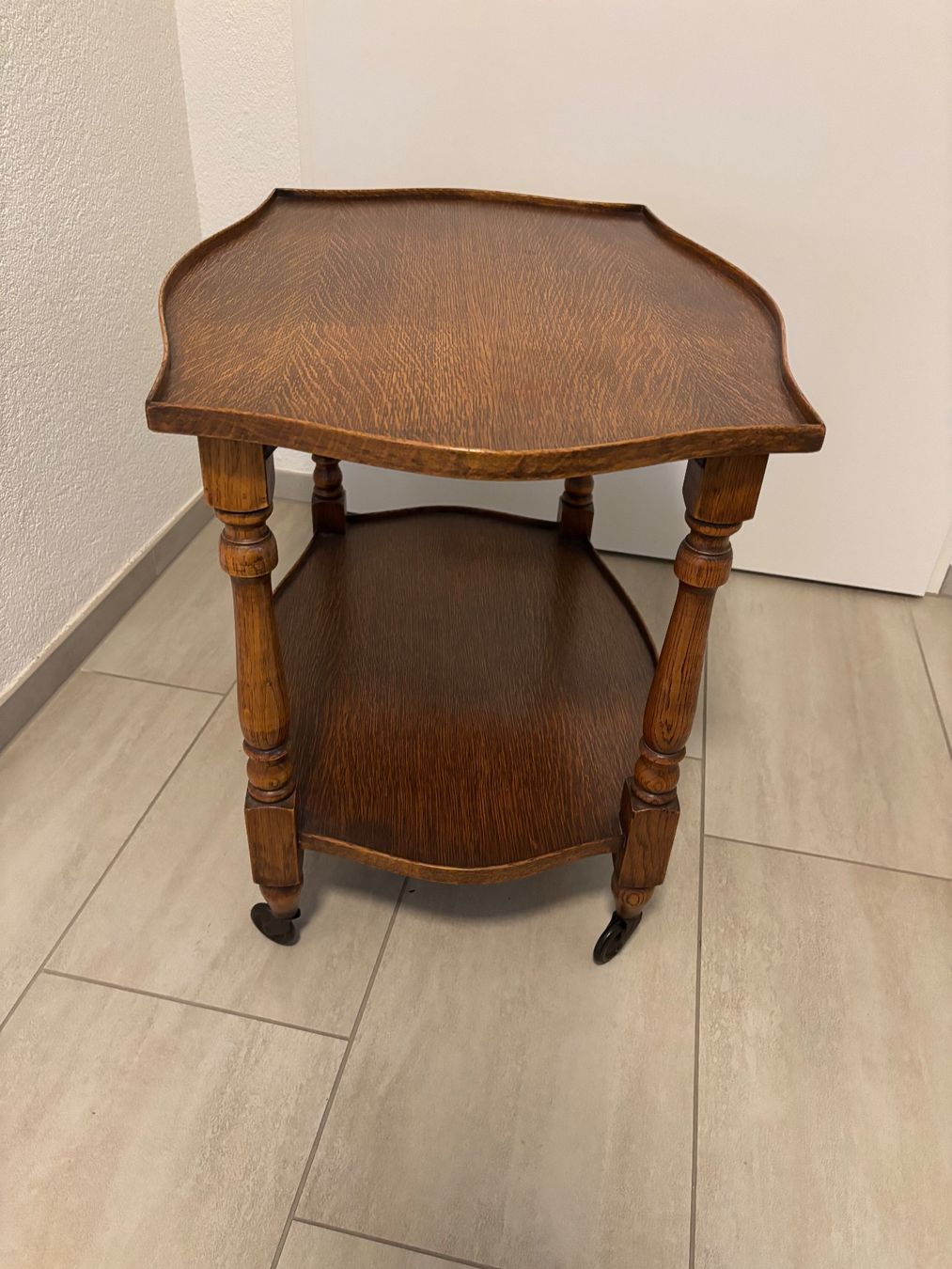 Tables: Beistelltisch Holz 2 Tablare – D'occasion à Jona par Nimbe 1
