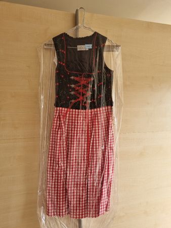 Hübsches Dirndl in rot, schwarz, weiss