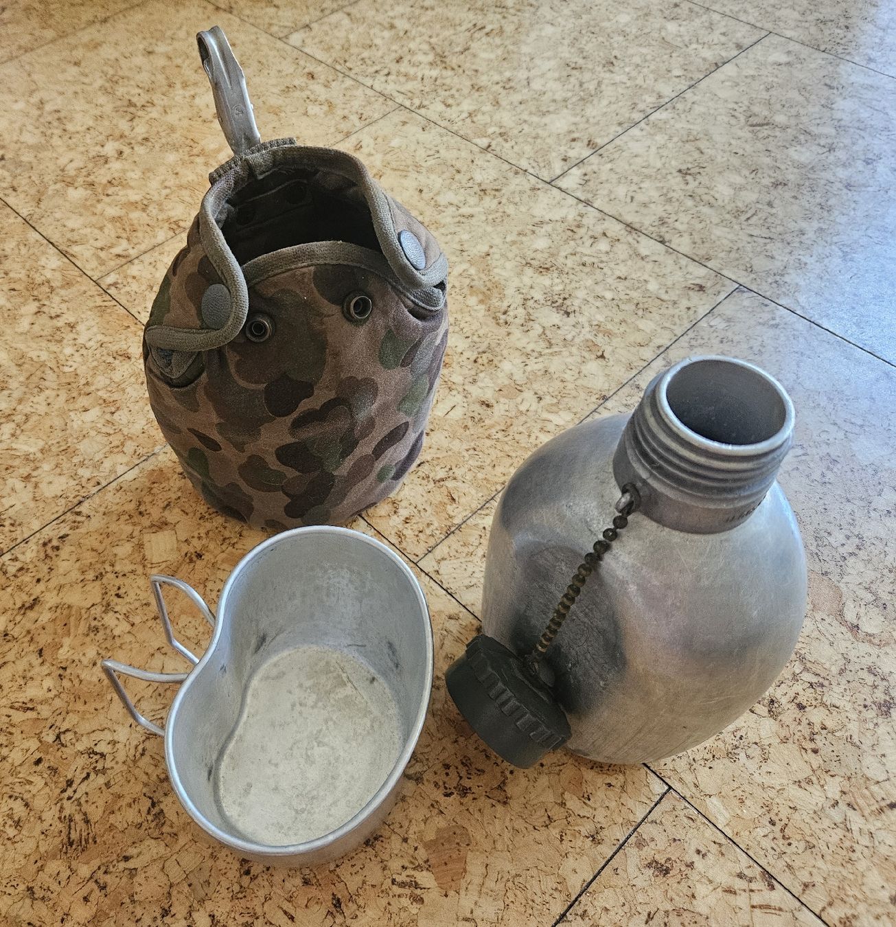 Ausrüstung & Ersatzteile: Original ÖBH Feldflasche M-57 mit K4 Flecktarn Hülle – Gebraucht aus Würenlingen von grizzlyne1