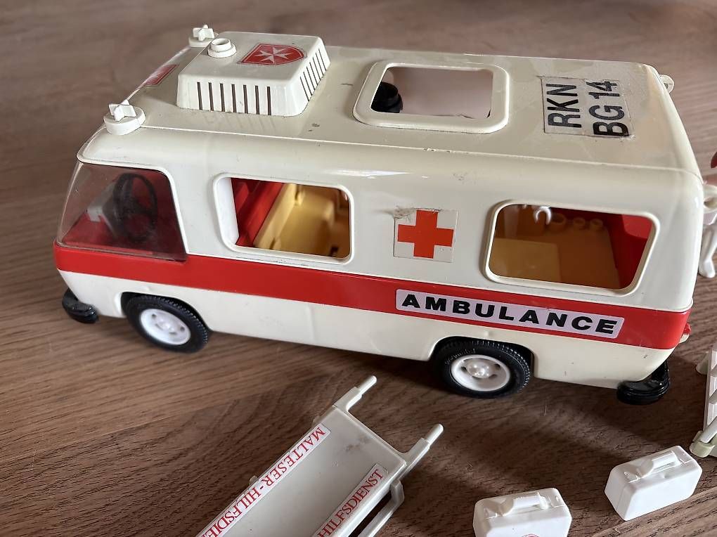 Giocattoli: Playmobil Krankenwagen  – Usato da Schüpfheim venduto da pepper03
