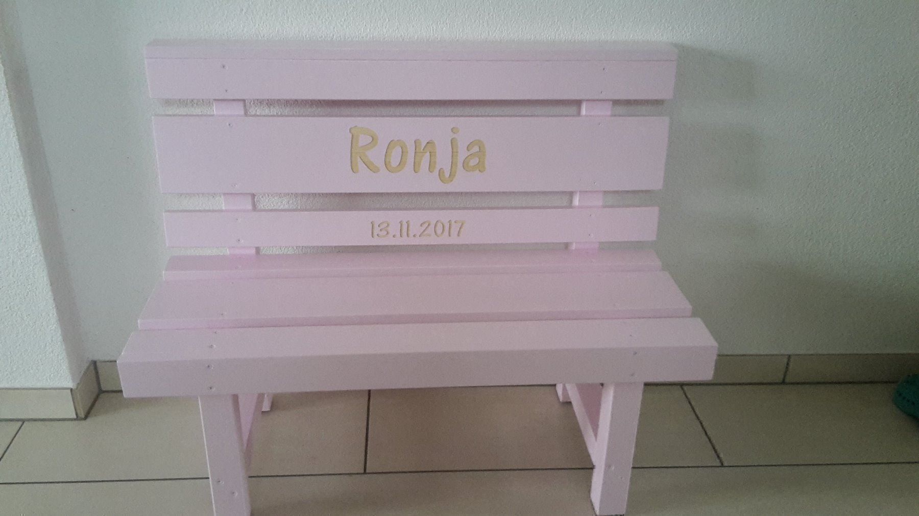 Panchine: Rosa Holzbänkli als Geburtsgeschenk – Nuovo e nell'imballaggio originale da Dagmersellen venduto da EmanuelScheidegger