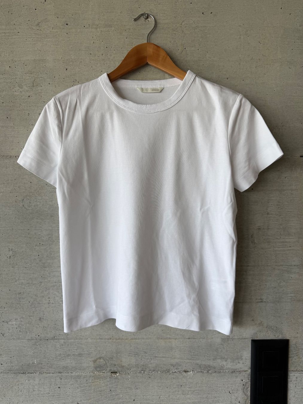 Zara T-shirts: Zara T-shirt - 100% Baumwolle – D'occasion à St-George par alaixee