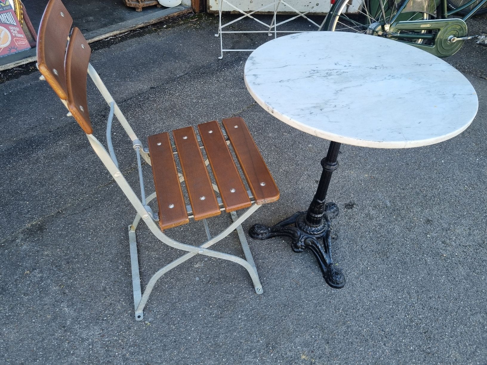 Set di tavolo e panche: Marmor Bistrotisch mit Biergartenstuhl – Usato da Grellingen venduto da Swissmeen 1
