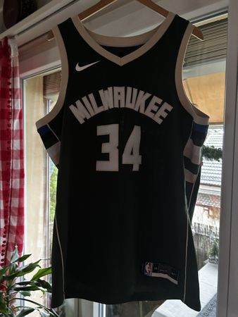 Milwaukee NBA Shirt L
