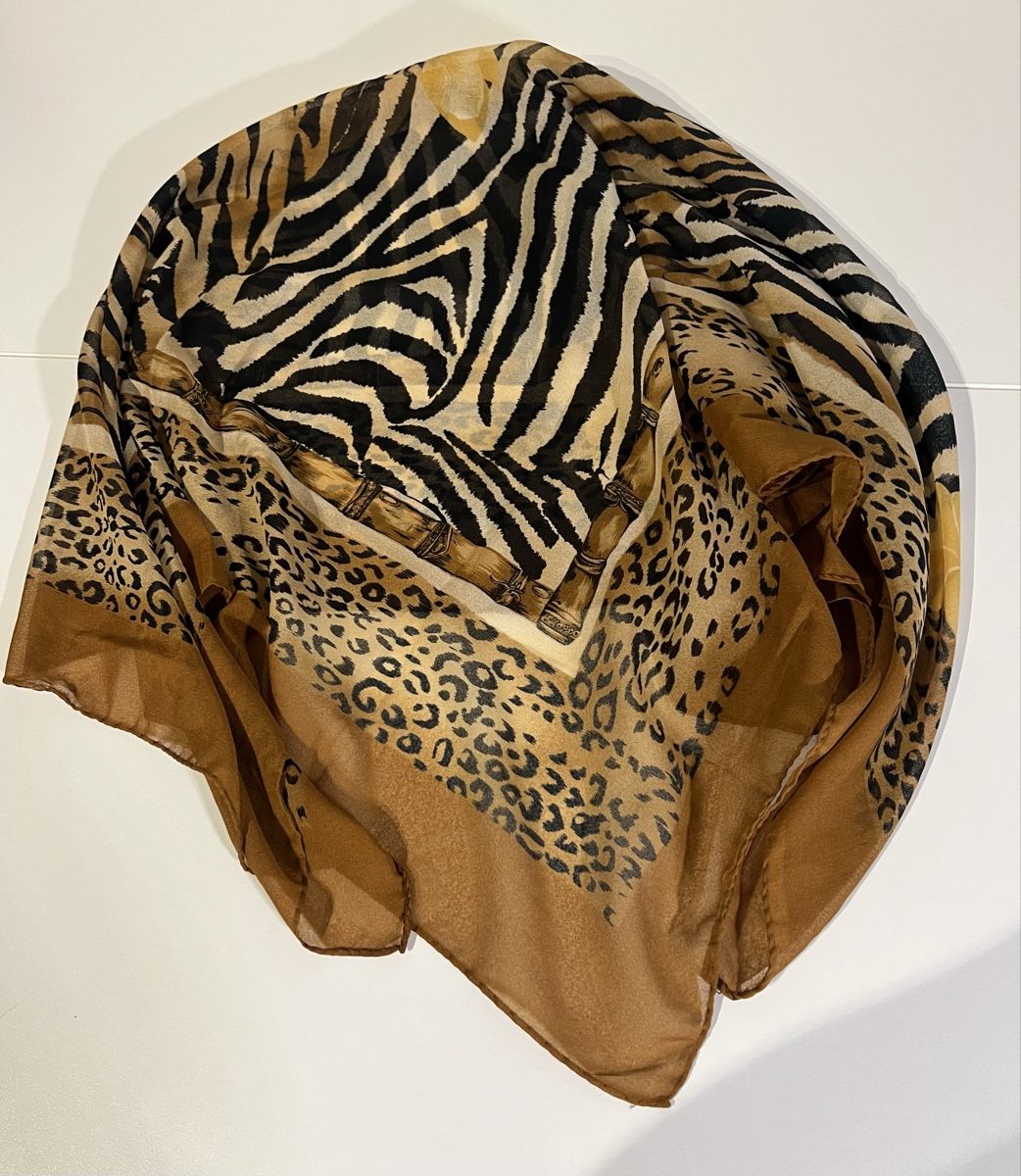 Foulard & Sciarpe: Foulard en soie fine – Usato da St-Pierre-Clages venduto da ste_xk6p 1