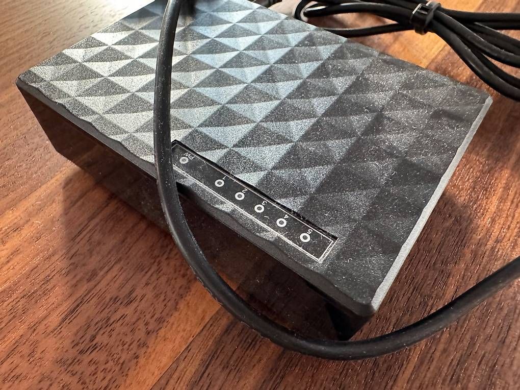 Hub & Switch: 5-Port Gigabit Ethernet Switch mit Netzteil – Usato da Pfäffikon SZ venduto da haifisch82 3