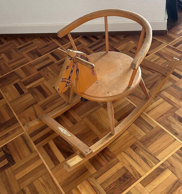 Spielzeuge: Cheval à bascule en bois – Gebraucht aus Lausanne von Petko