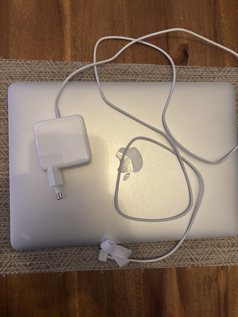 Apple Notebook: MacBook Air processor 1,4 GHz Memory 4 Go 1600 MHz – Usato da Zürich venduto da william933 1