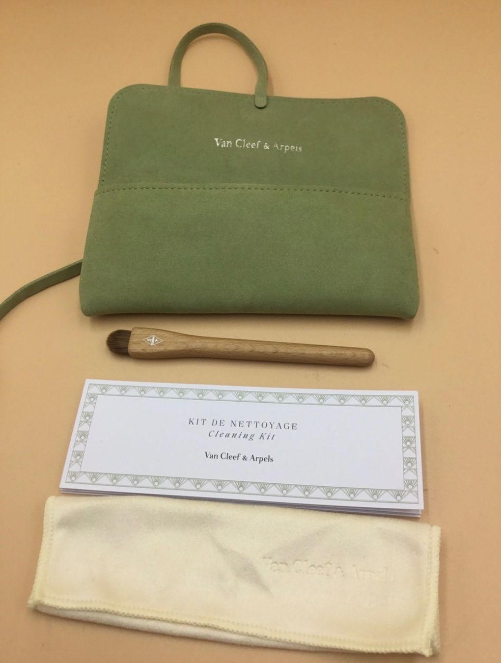 Portagioie: Kit de nettoyage VAN CLEEF & ARPELS NEUF – Nuovo e nell'imballaggio originale da Carouge GE venduto da loveluxury
