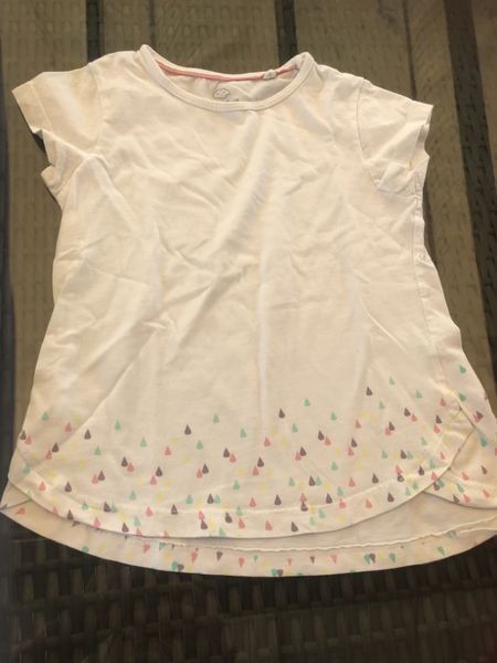 Blusen, T-Shirts & Tops: Mädchen T-Shirt 110/116 – Gebraucht aus Bergdietikon von antovale