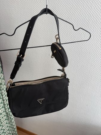 Sac Guess noir élégant avec porte-monnaie, comme neuf!