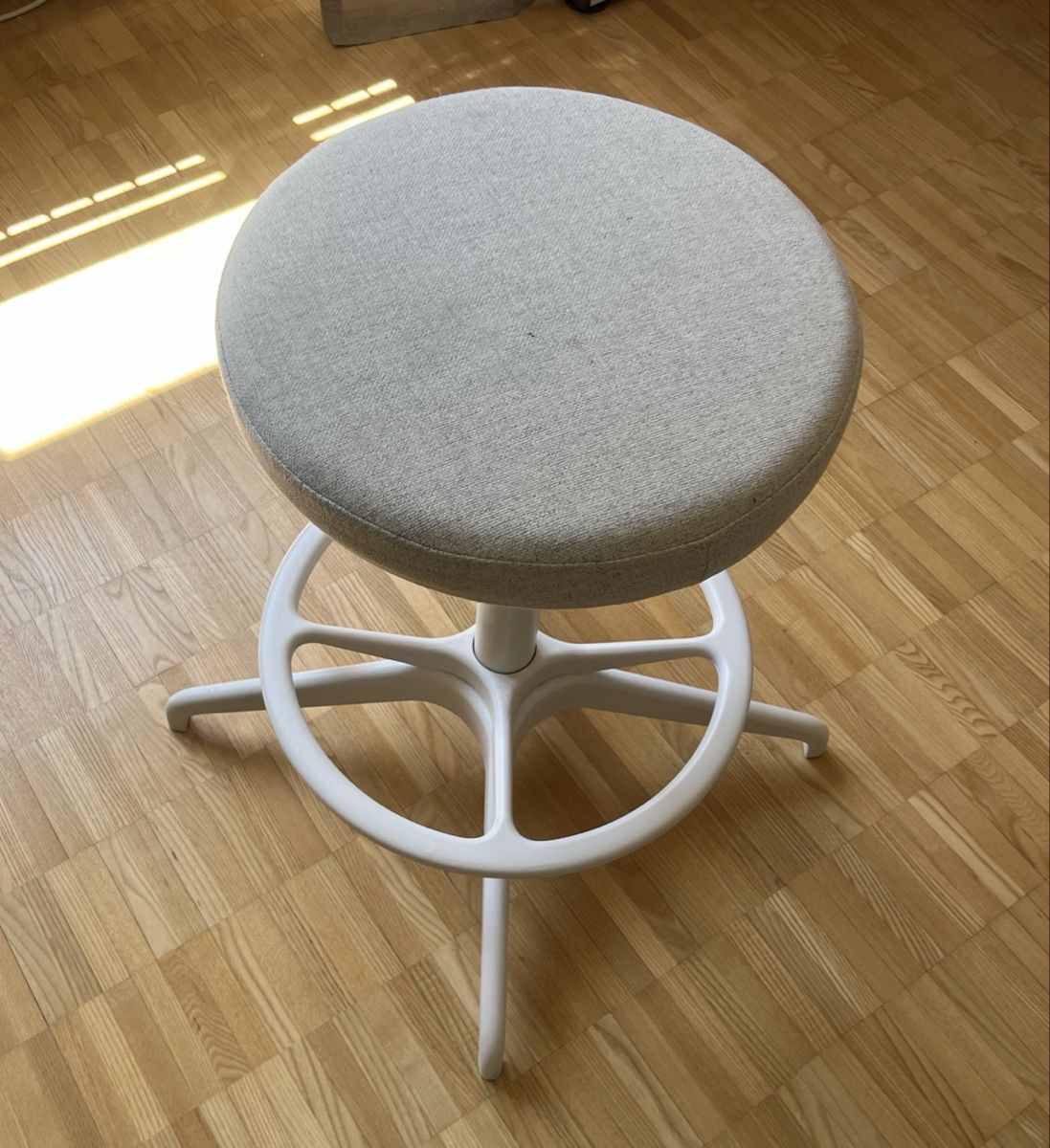 Ikea Stühle: Steh-/Sitzstuhl, höhenverstellbar – Gebraucht aus Zürich von leanfu_