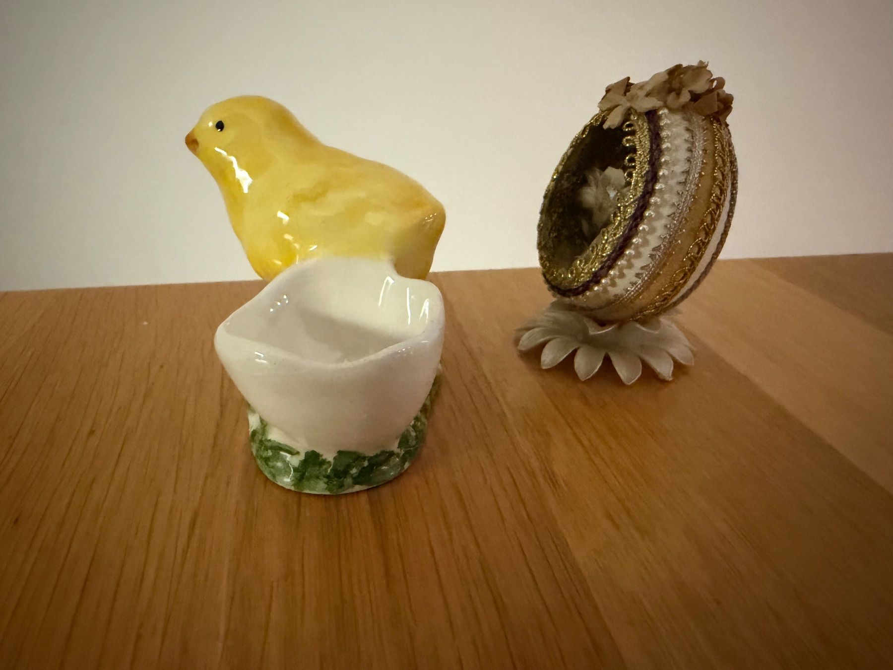 Tutte le decorazioni: 2 Vintage Osterdeko Küken Eierhalter & dekoratives Ei – Usato da Basel venduto da Rouge. 6