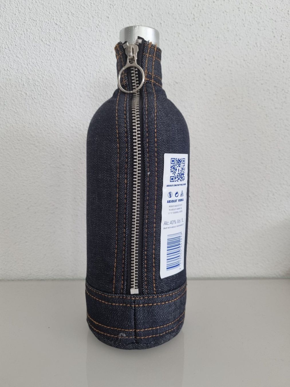 Absolut Vodka Bevande alcoliche: Absolut Vodka Denim 1 Liter, Limited Edition – Nuovo e nell'imballaggio originale da St. Erhard venduto da ITR1727 2
