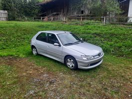Peugeot 306 1.8 ab 1,- CHF mit Heckschaden zu verkaufen