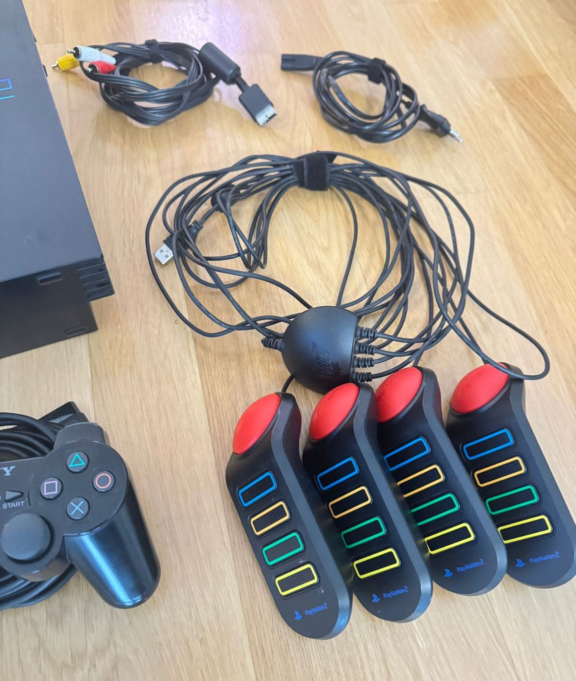 Sony Konsolen: Playstation 2 (PS2) mit Buzz! Buzzer-Controller – Gebraucht aus Herisau von Seyashop_2 1