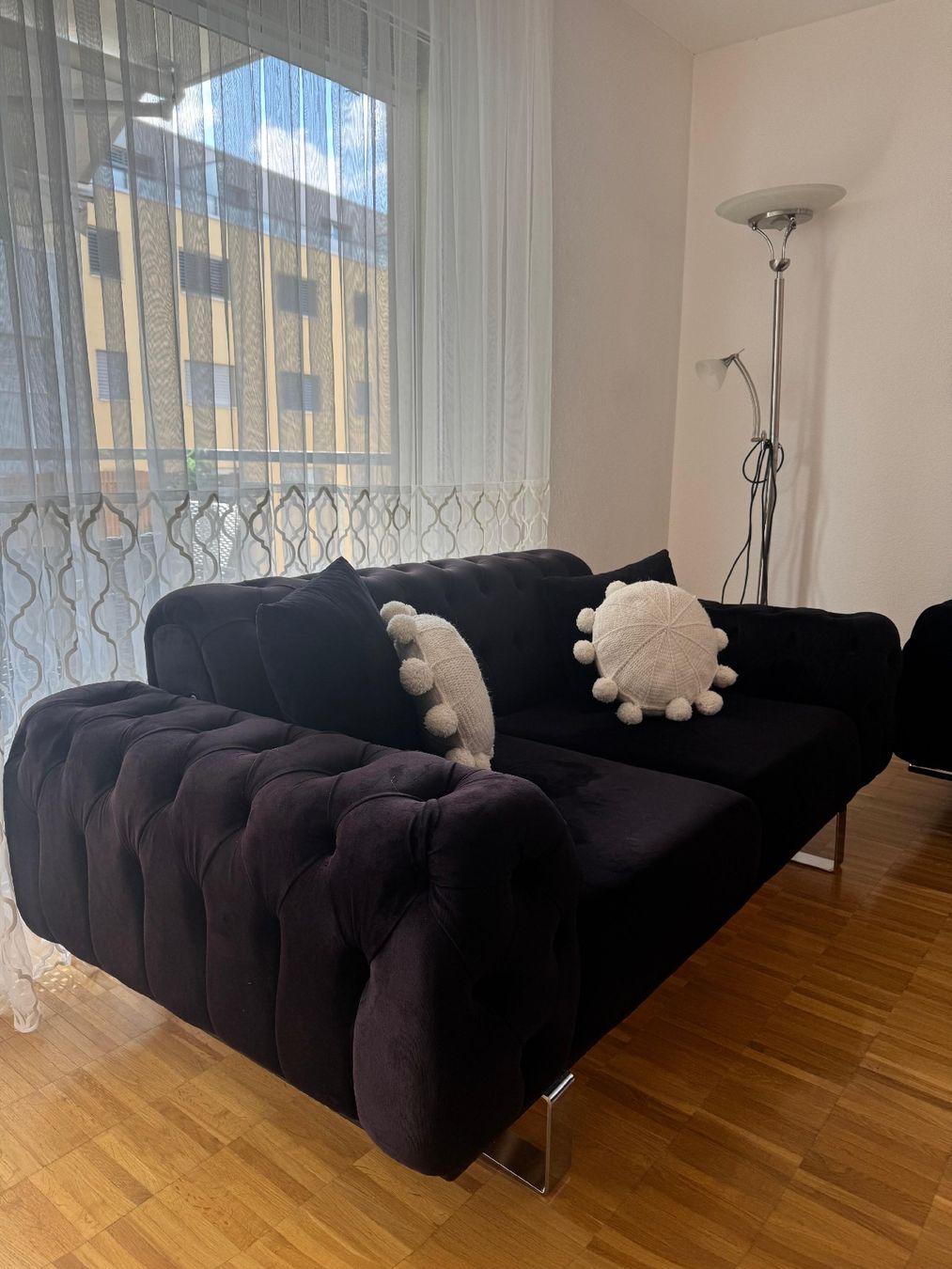 Pfister Divani: Sofa Set zwei Sofas schwarz Samtoptik Metallfüsse gebraucht – Usato da Siebnen venduto da tugce_mar 3