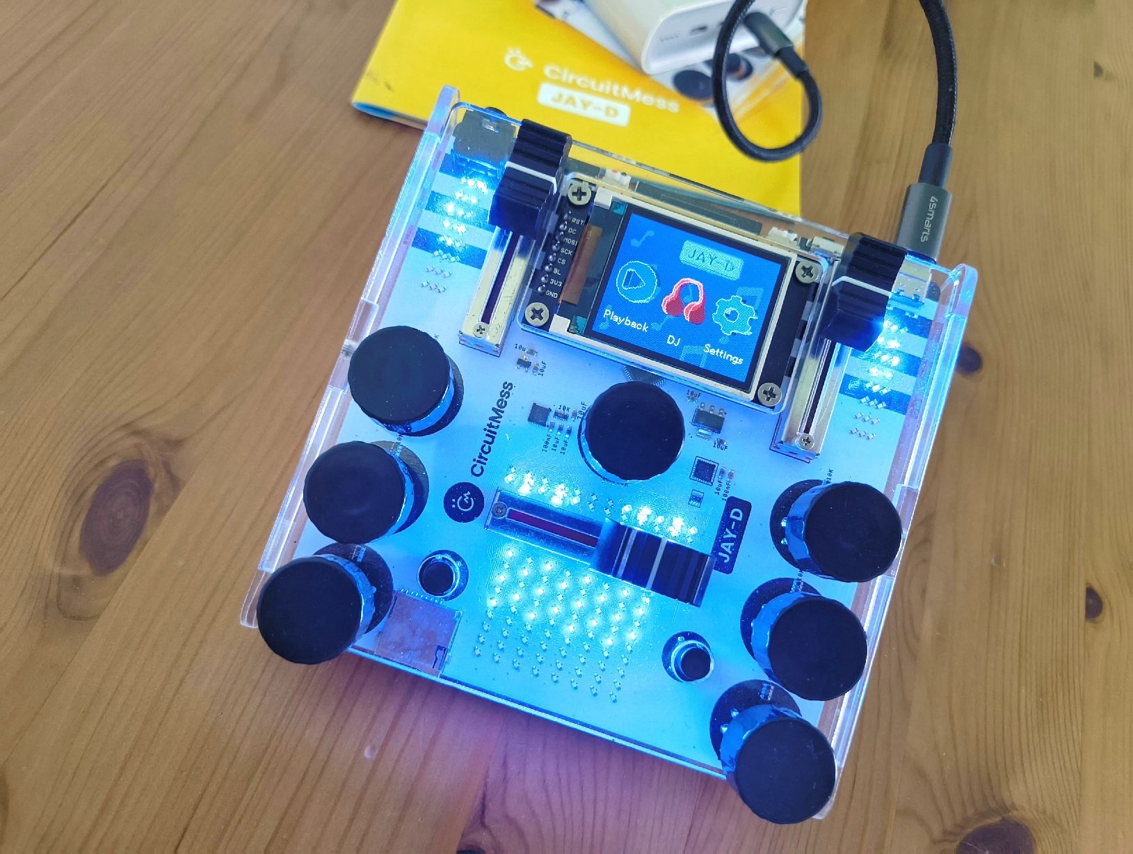 Console di mixaggio: CirquitMess Jay-D DJ Controller / Player – Usato da Unterkulm venduto da mili0908