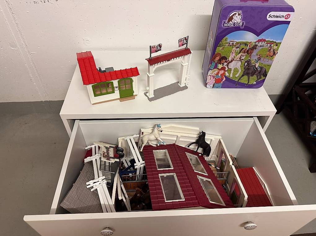 Giocattoli: Schleich Pferde- Anlage – Usato da Uerzlikon venduto da narabeen