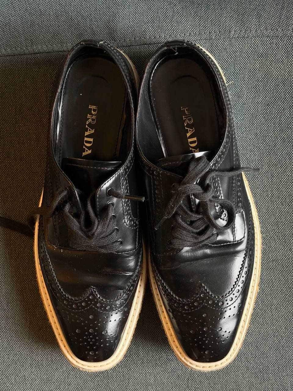 Prada Scarpe da donna: Chaussures Derby compensées Prada Wingtip en cuir – Usato da Cologny venduto da Nayiri 7