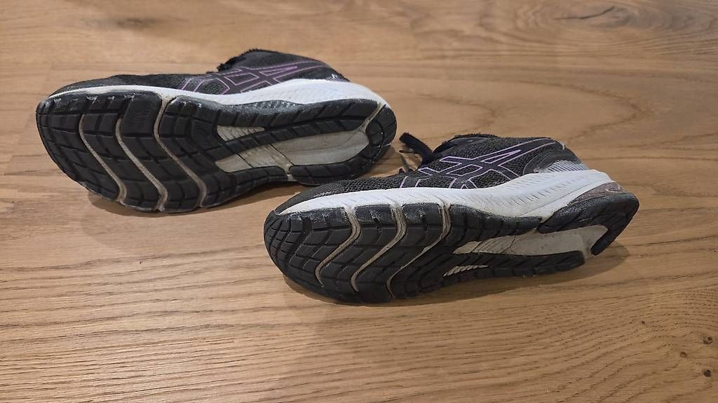 Schuhe für Jungen: Asics Turnschuhe, Grösse 35.5 – Gebraucht aus Tägerwilen von melaniedu 4