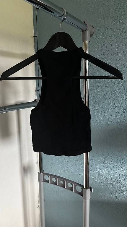 Top: Top Zara noir simple – Usato da Châtel-St-Denis venduto da leacherre 1