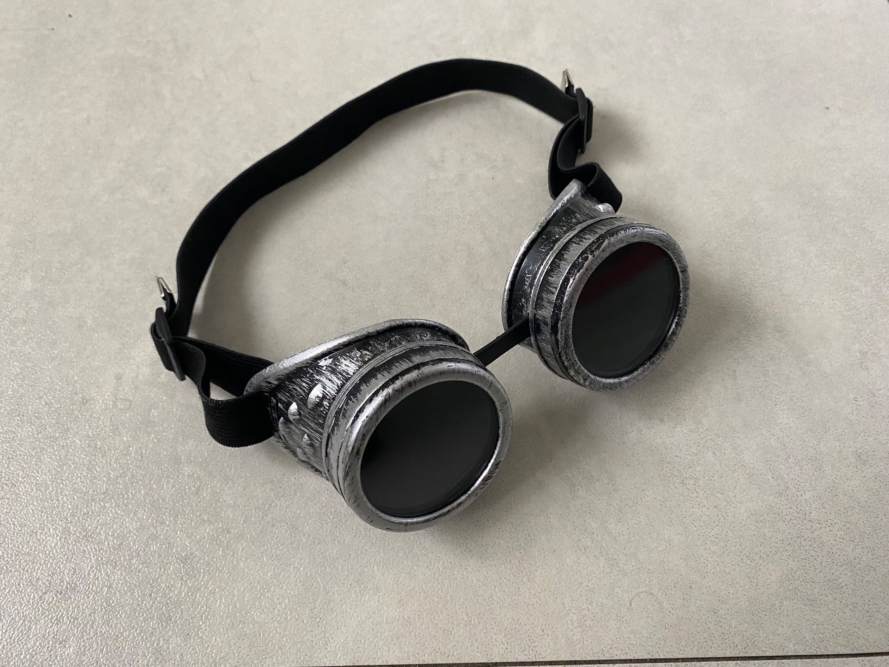 Lunettes & Verres: Steam Punk Brille Silber/Schwarz – Neuf avec emballage d'origine à Spreitenbach par Brockiland-Flohmarkt