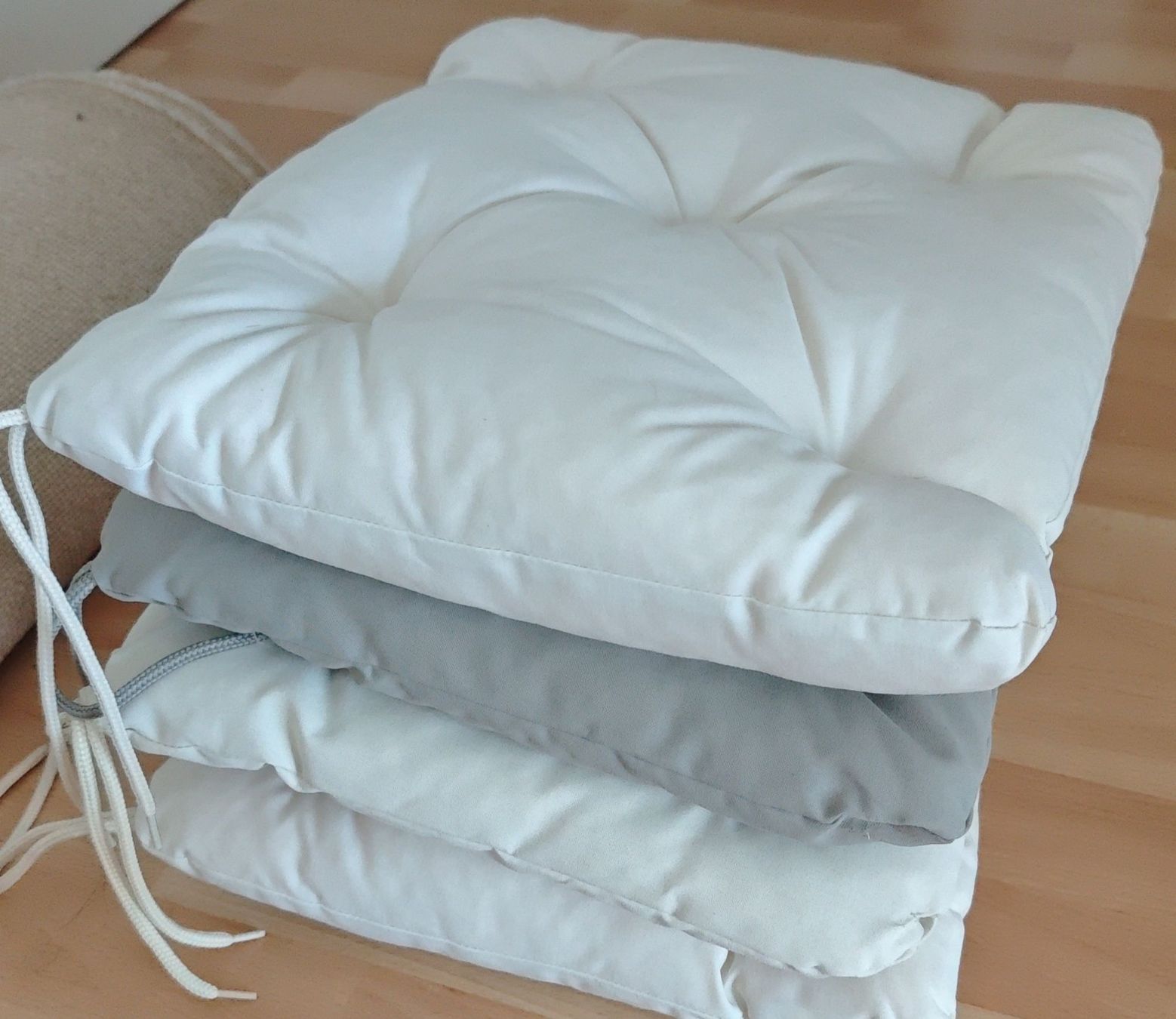Ikea Kissen: 4 Stk. Stuhlkissen beige/grau – Gebraucht aus Dübendorf von RedGreenBlue