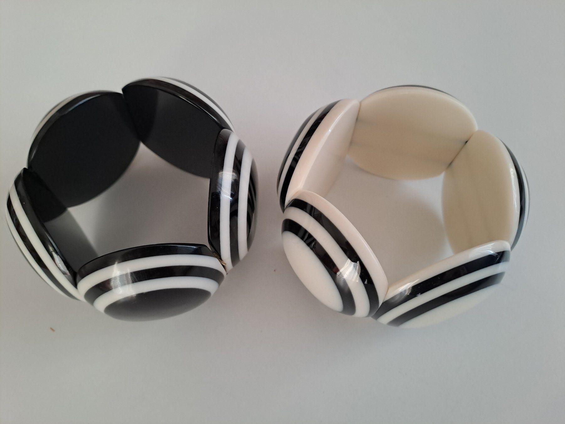 Bracciali & Braccialetti: 2 BRACELETS  BAKELITE NOIR-BLANC – Usato da LAUSANNE venduto da KWEW 1