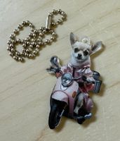 2-D ACRYL-ANHÄNGER F. TASCHE, AUTO *CHIHUAHUA FÄHRT VESPA*