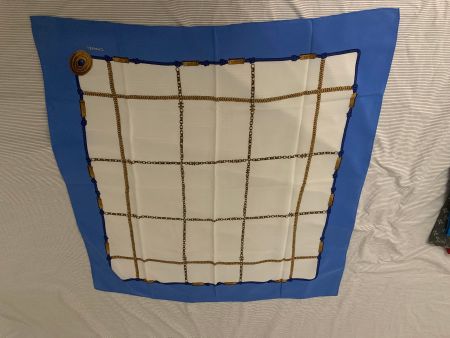 Foulard en soie Chanel motif chaînes bleu et blanc