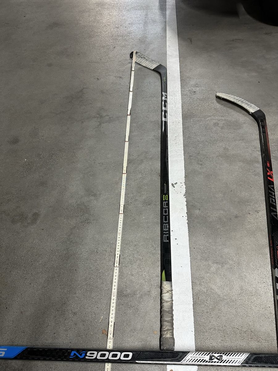 Ccm Bastoni & Pale: Eishockeyschläger CCM Ribcor 3 schwarz gebraucht – Usato da Reinach AG venduto da Shirpas_only 1