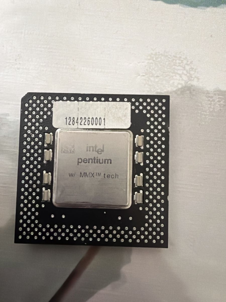 Intel Composants électroniques: Intel Pentium MMX 200 – Défectueux à Martigny par capri2800