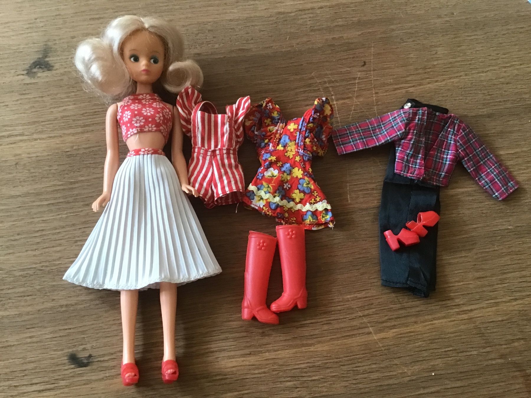 Bambole: Dizzy Daisy Mary Quant mit Outfits – Usato da Birsfelden venduto da rah_8bfj 1