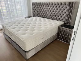 Bett (inkl. 2 Nachttische und Matratze)