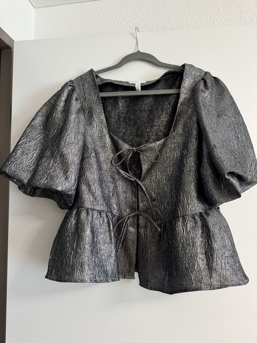 H&M Camicette: Silberfarbige Bluse mit Puffärmeln von H&M – Nuovo (secondo la descrizione) da Sulgen venduto da a_fonsi