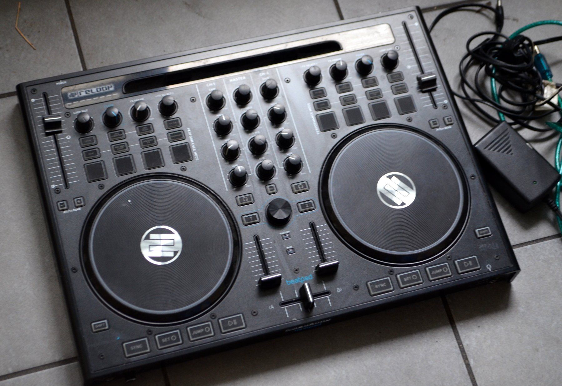 Reloop Platines de mixage: DJ Reloop Beatpad DJ Mixer / DJ Controller – D'occasion à Collonges par arashee 1